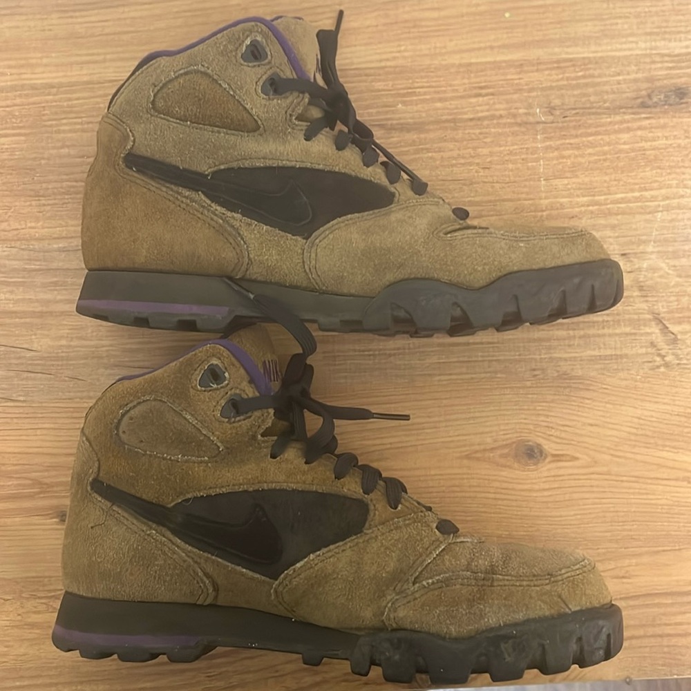 NIKE SIZE 8